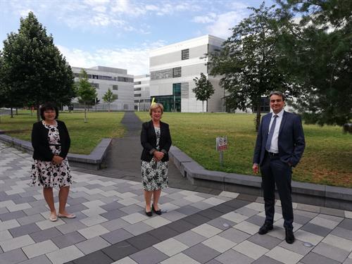 Staatssekretärin Annette Storsberg (Mitte) mit Loretta Salvagno und Markus Hinsenkamp auf dem Campus der HSD. Foto: Michael Kirch